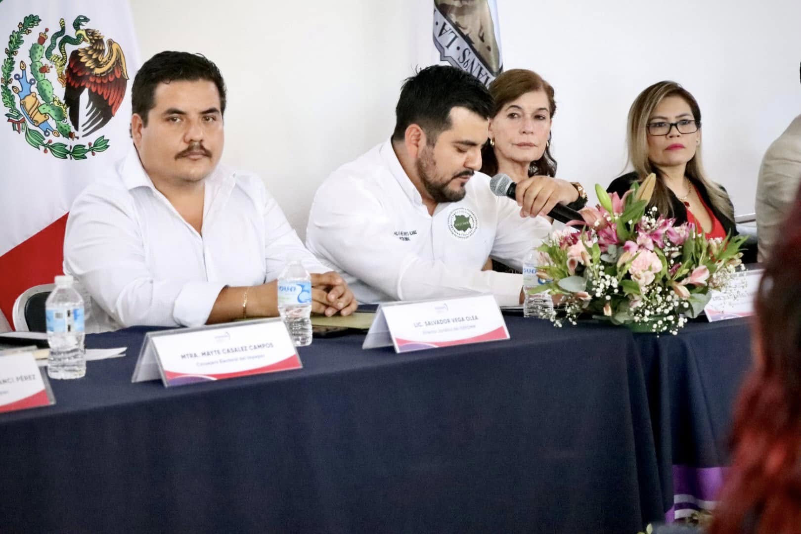 Puede ser una imagen de 4 personas y texto