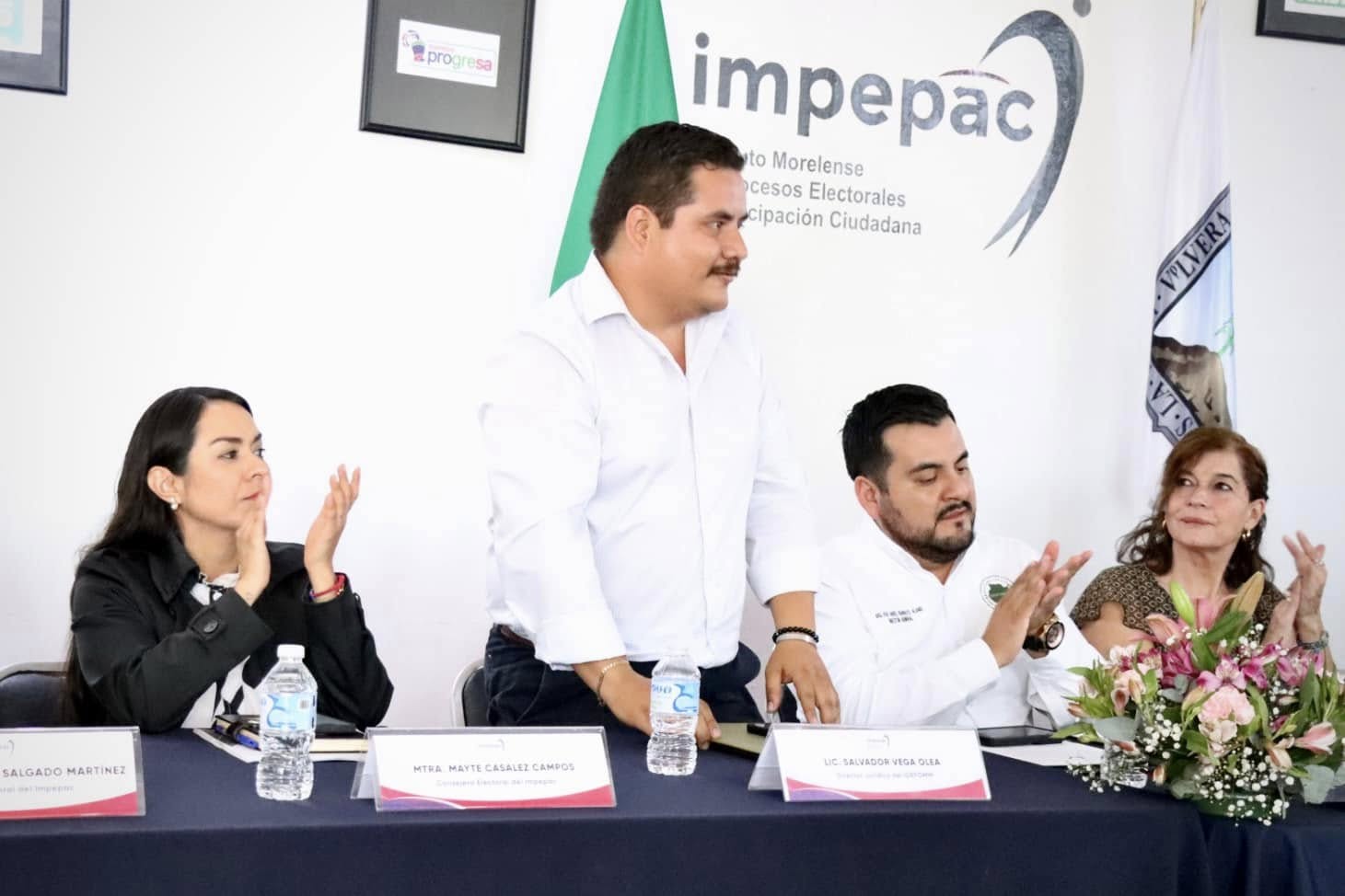 Puede ser una imagen de 4 personas y texto