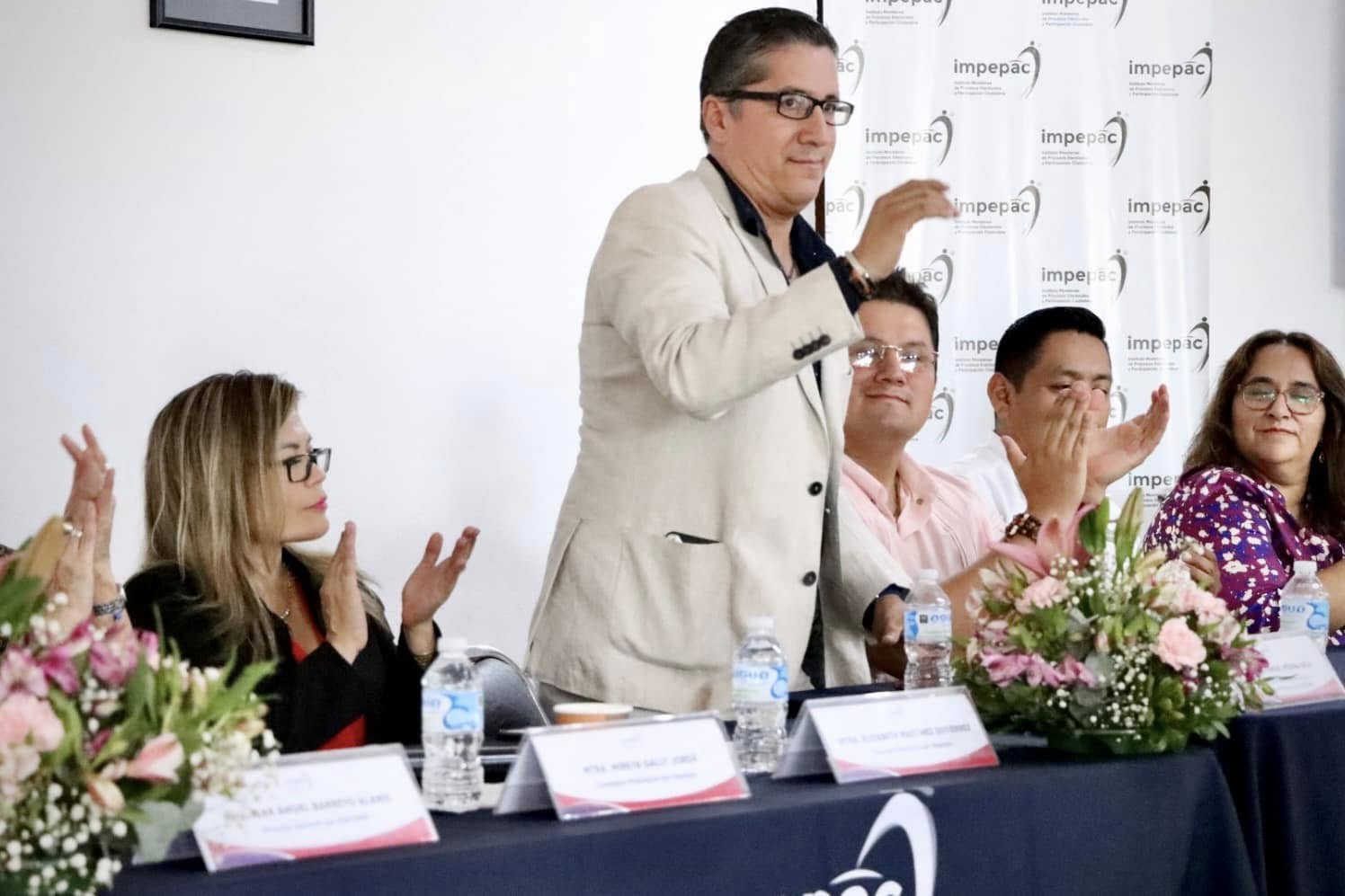 Puede ser una imagen de 4 personas y texto que dice "impepac) Impe impepac) impe impepac impepac impepa T im uác impej impe imp ic mpe PaO"