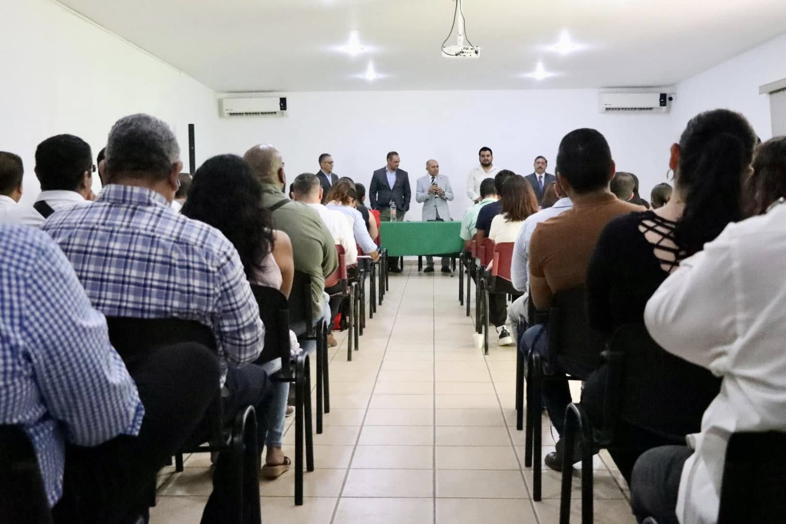 Puede ser una imagen de 10 personas