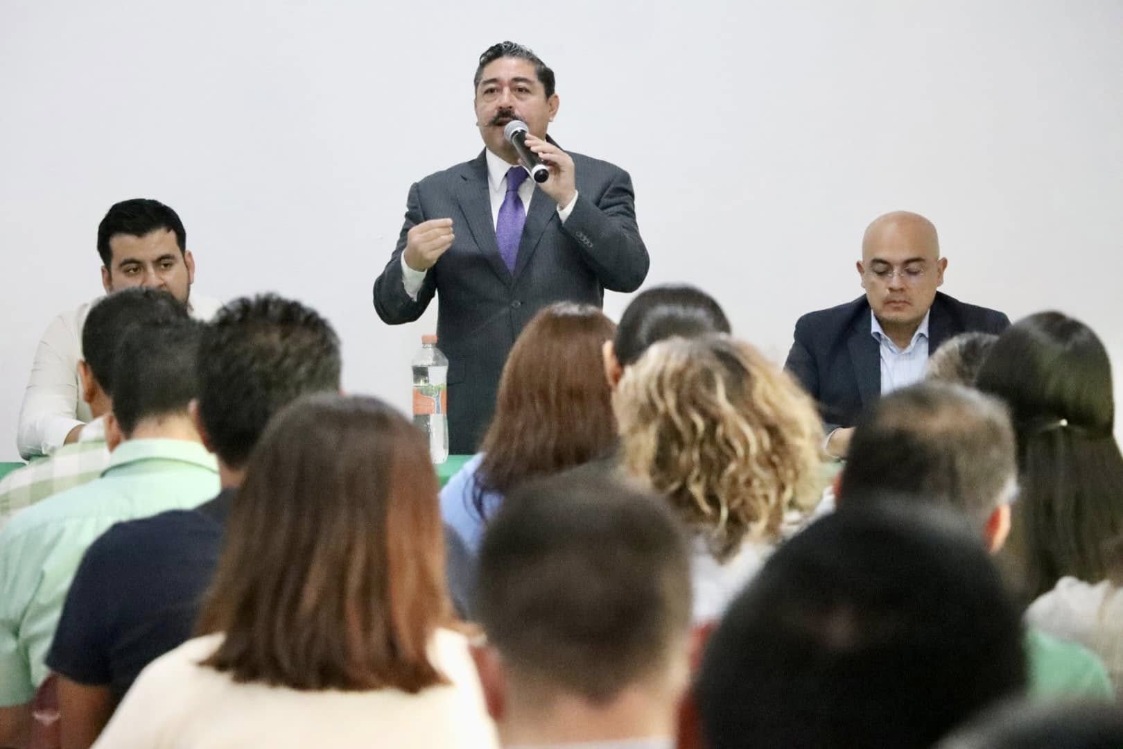 Puede ser una imagen de 8 personas