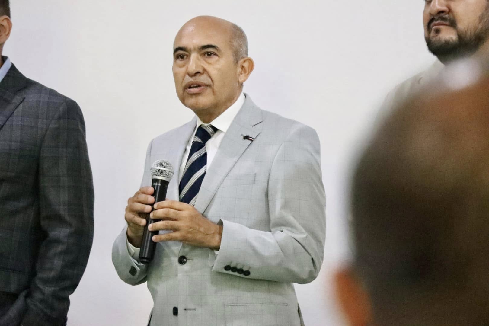 Puede ser una imagen de 3 personas