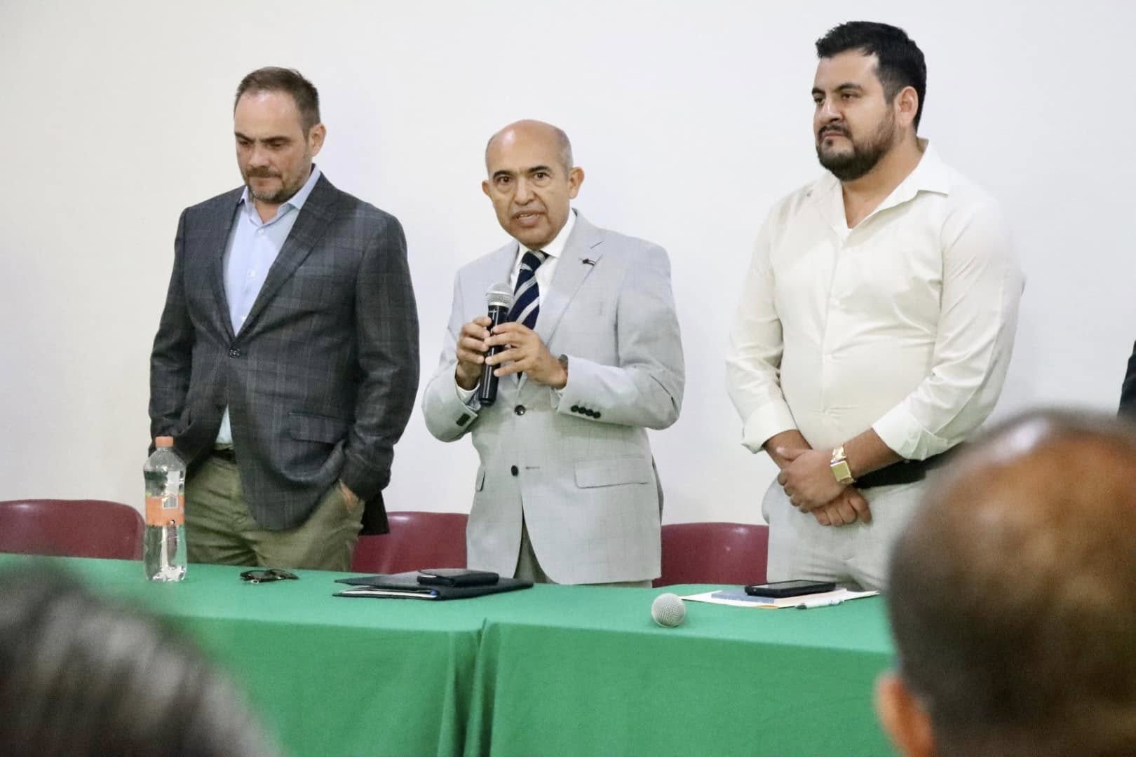 Puede ser una imagen de 4 personas