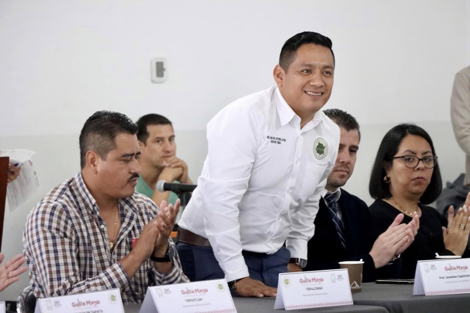 Puede ser una imagen de 3 personas