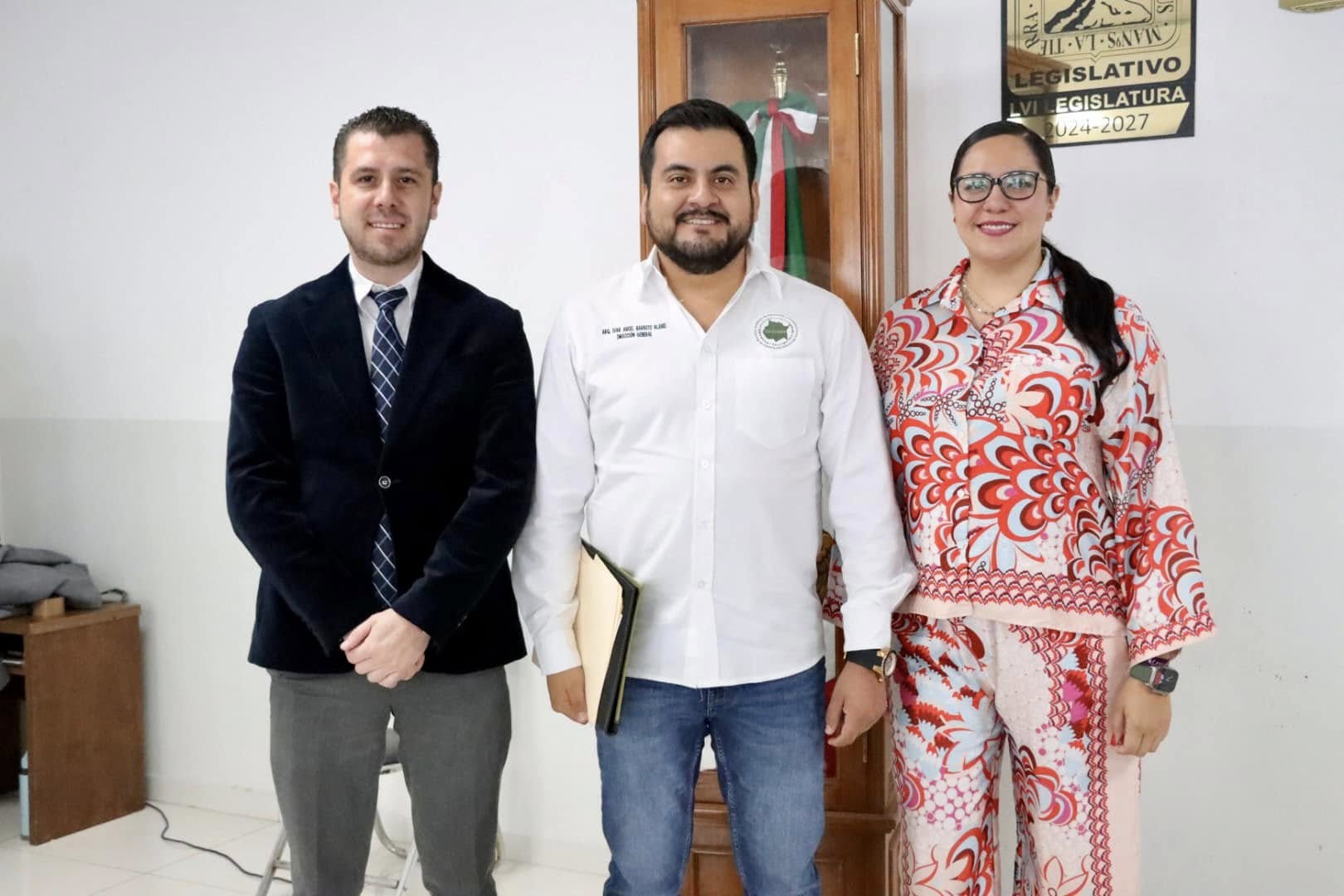 Puede ser una imagen de 3 personas, hospital y texto