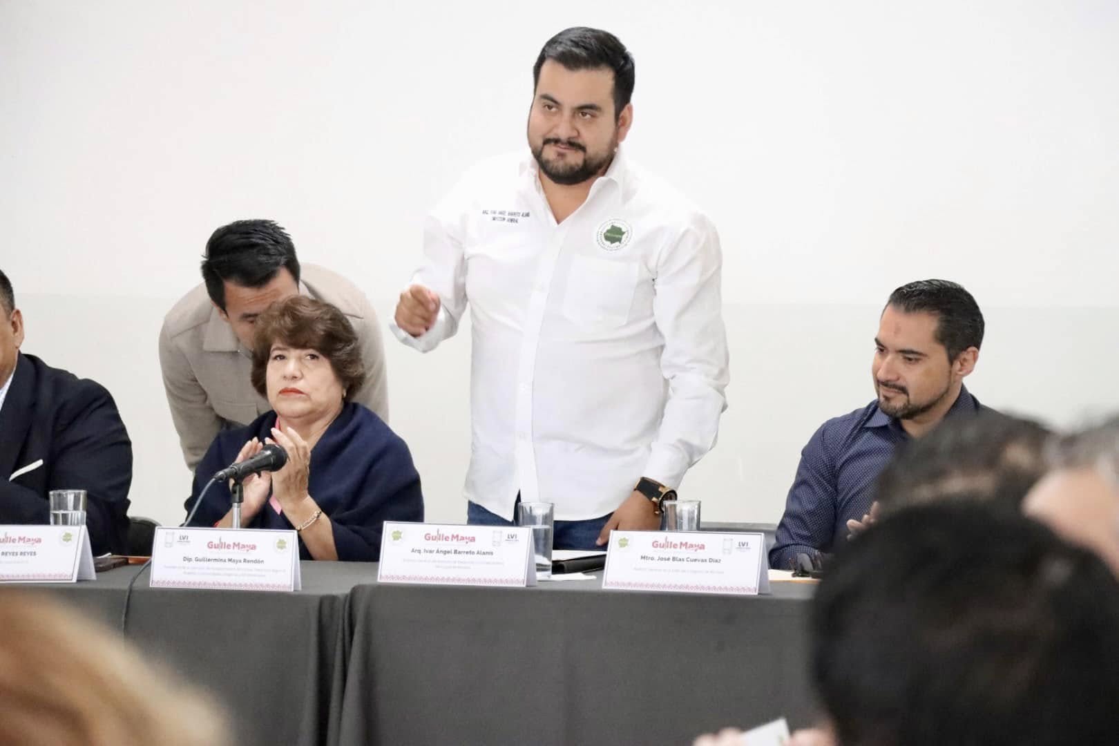 Puede ser una imagen de 5 personas y texto