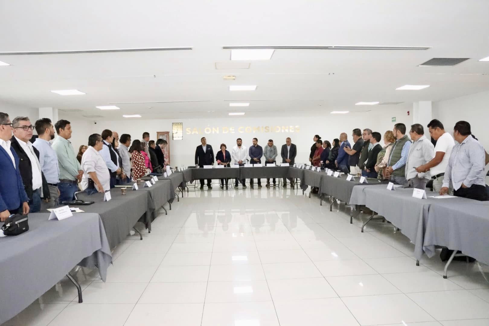 Puede ser una imagen de 16 personas y multitud
