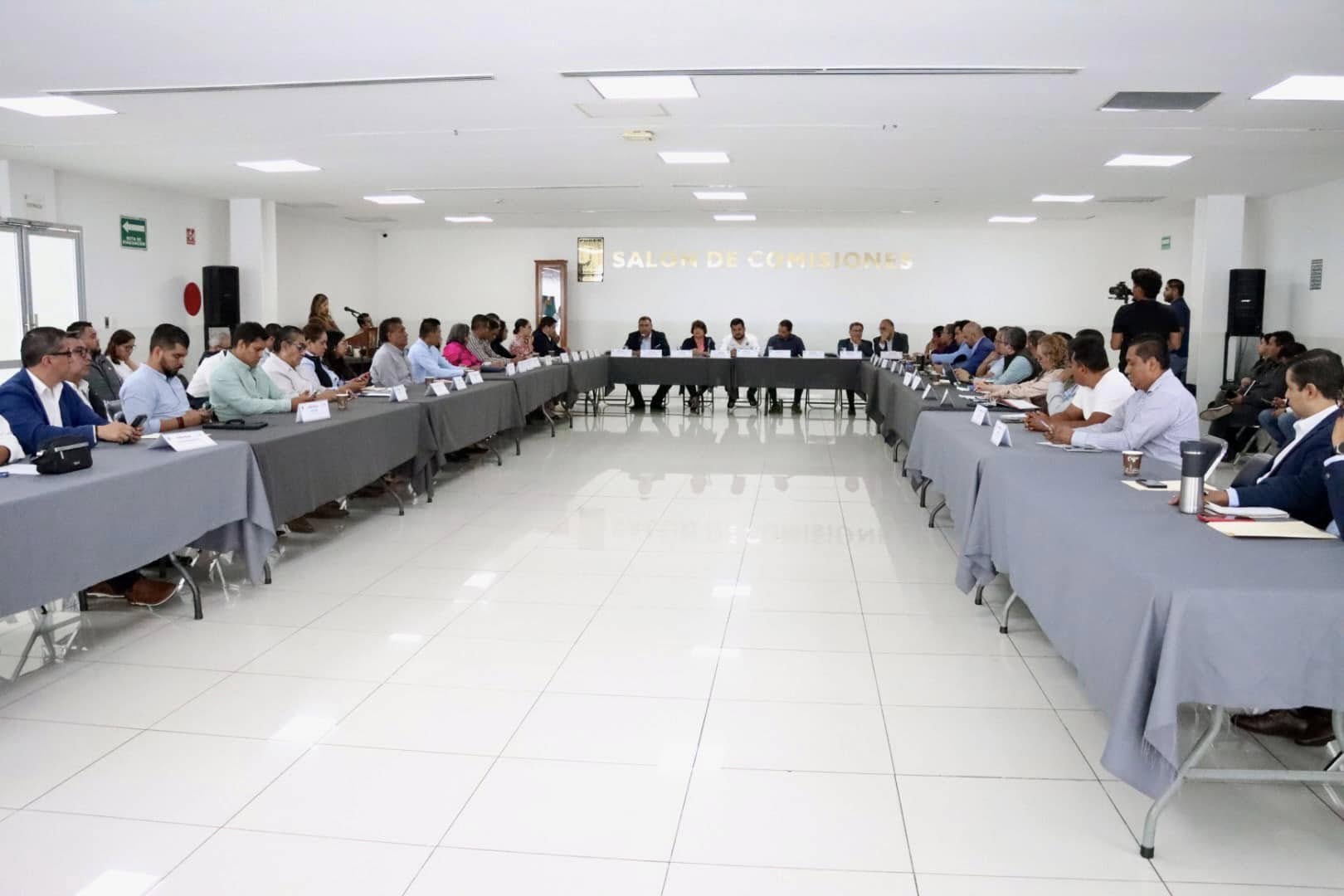 Puede ser una imagen de 6 personas, personas estudiando y tabla