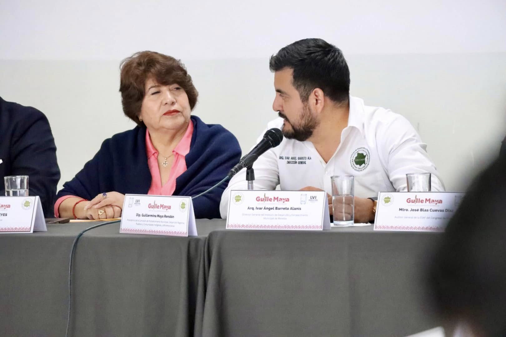 Puede ser una imagen de 3 personas y texto