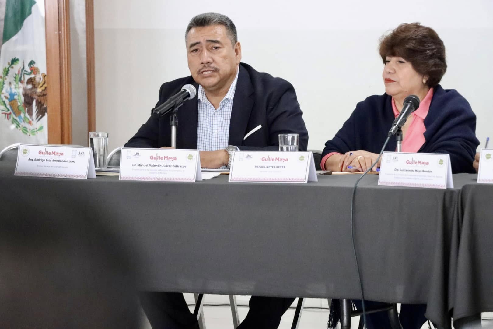 Puede ser una imagen de 2 personas y texto