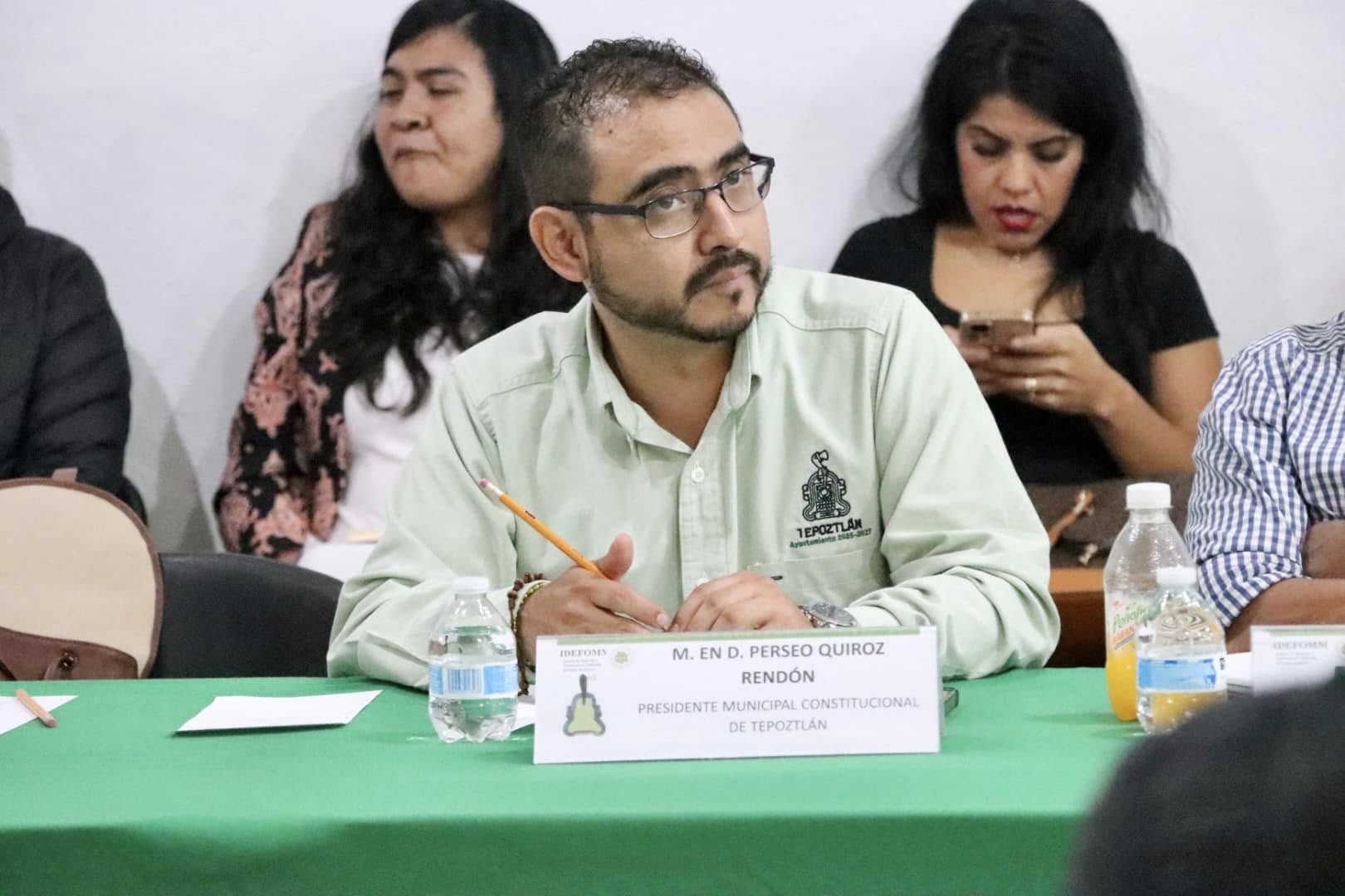 Puede ser una imagen de 5 personas, personas estudiando y texto