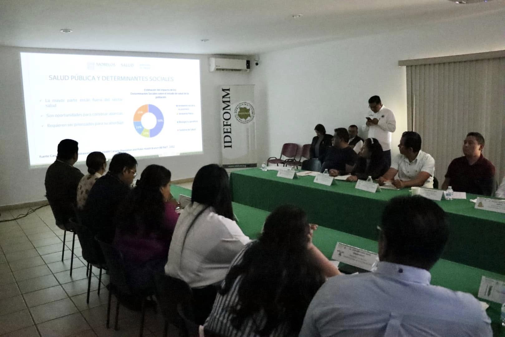Puede ser una imagen de 14 personas, personas estudiando y texto