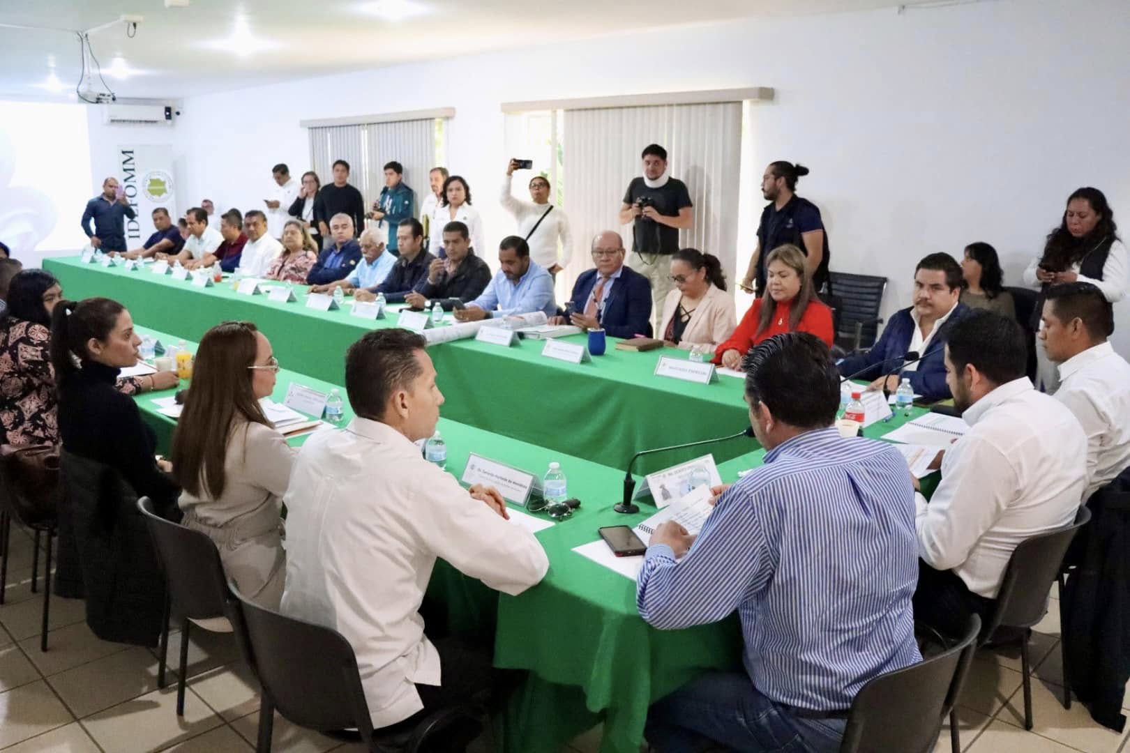 Puede ser una imagen de 15 personas, personas estudiando y texto