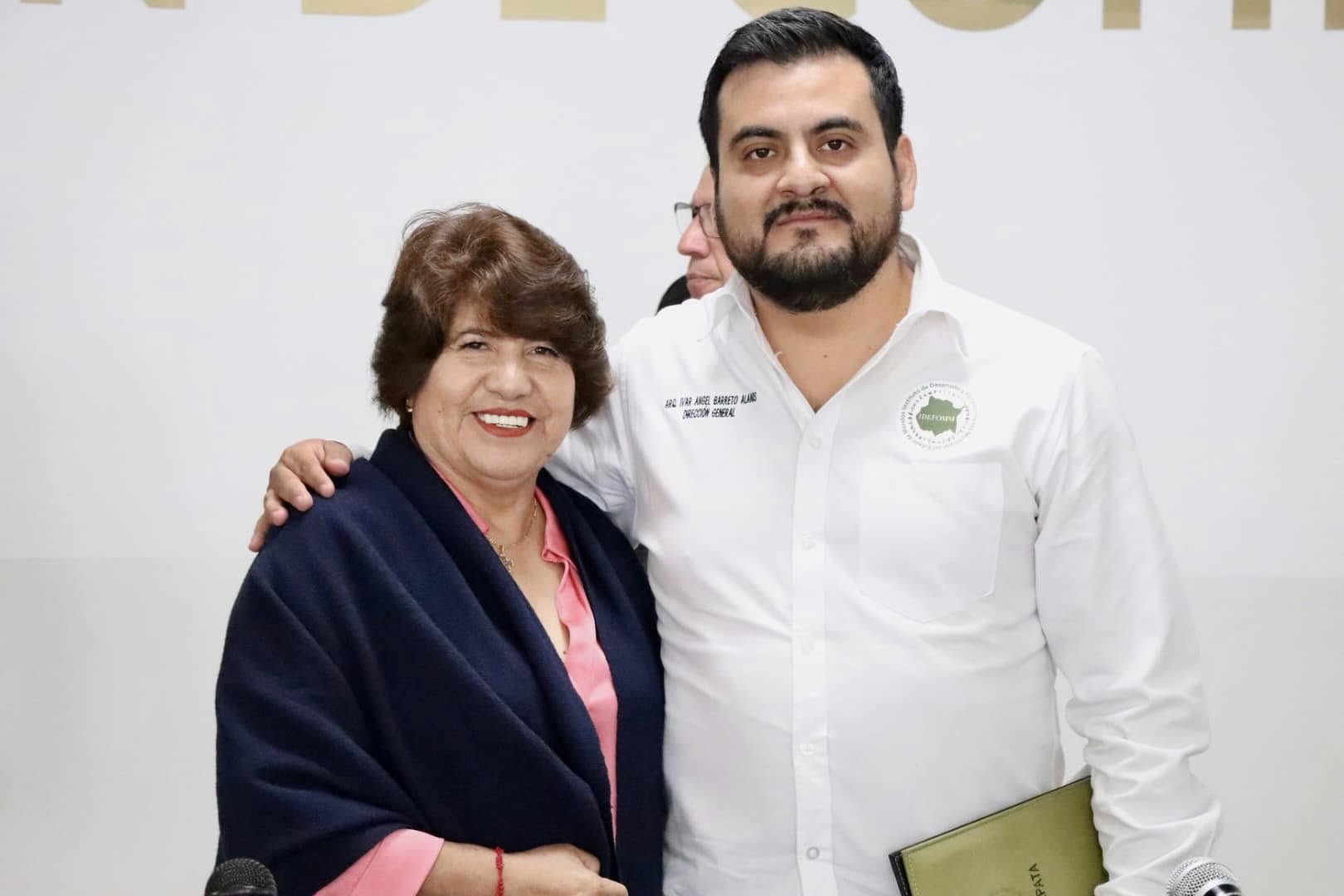 Puede ser una imagen de 2 personas, personas sonriendo y hospital