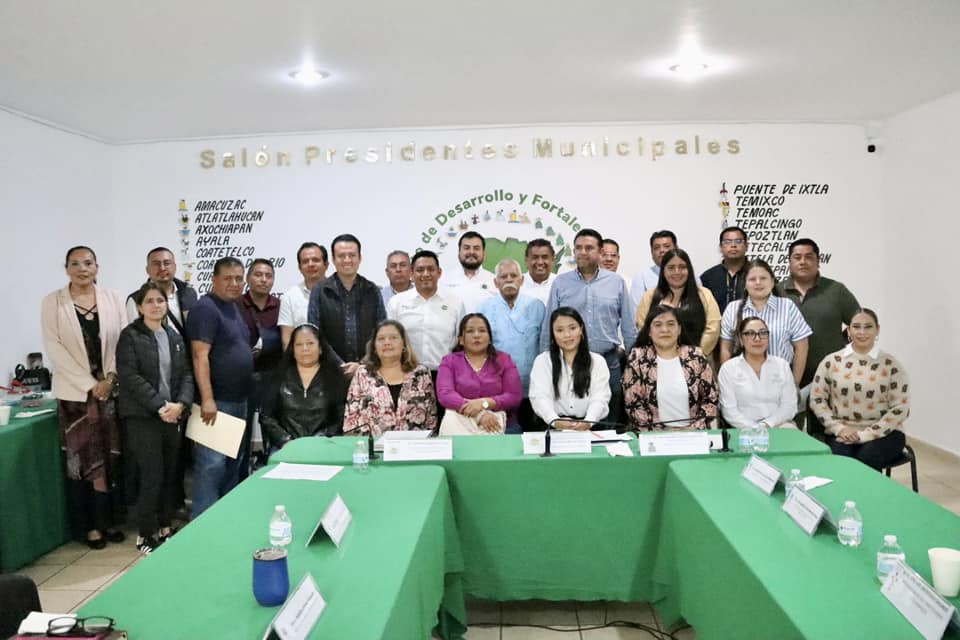 Puede ser una imagen de 8 personas y texto