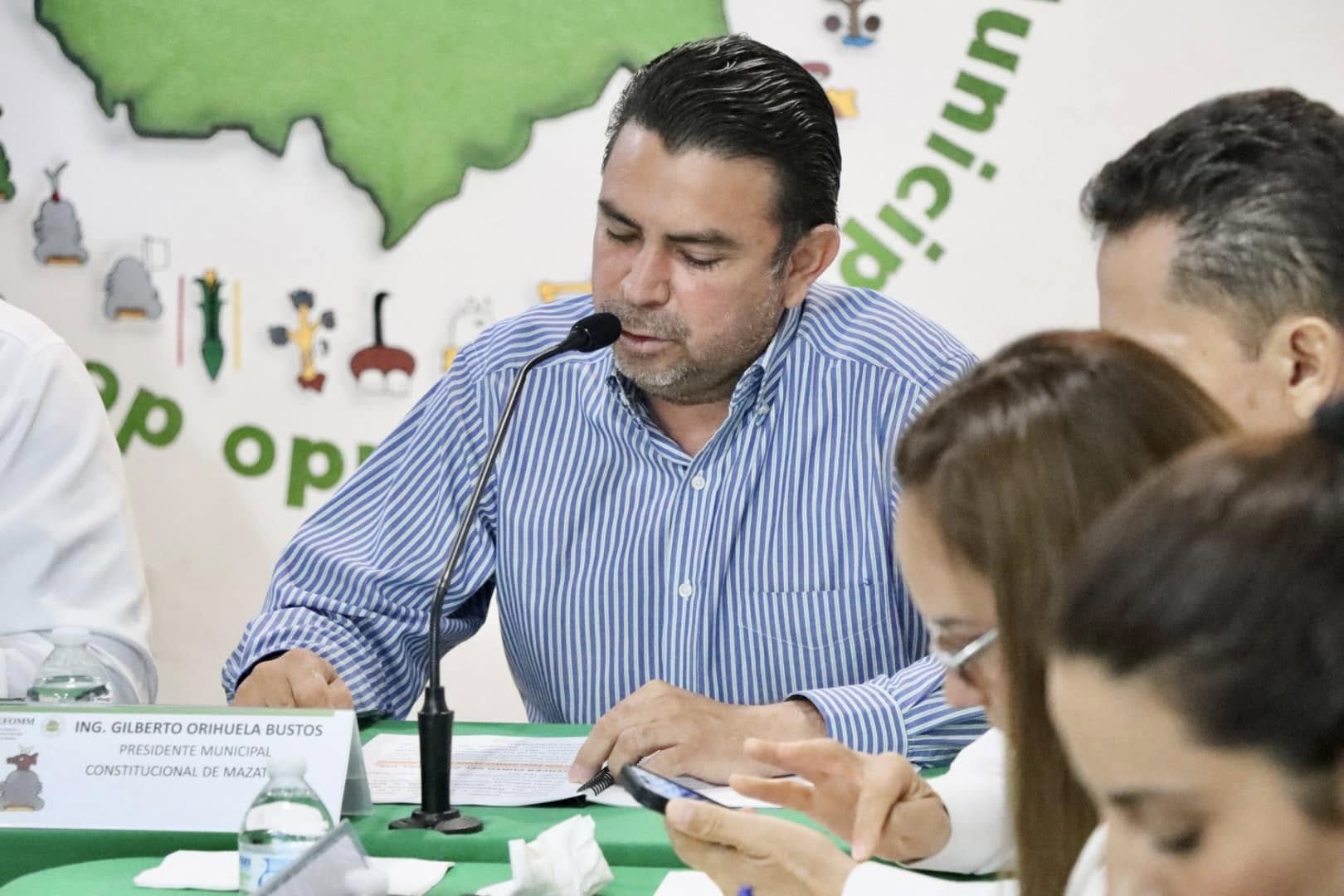 Puede ser una imagen de 4 personas y texto que dice "p op البيك1ة Nidian poлeHc ING GILBERTO ING.GILBERTOORIHUELABUSTOS GILBERTOORIHUELA ORIHUELA BUSTOS PRESIDENTEMUNIOPA PRESIDENTE MUNICIPAL CONSTITUCONAL CONSTITUCONALDEMAZAT DE MAZAT"