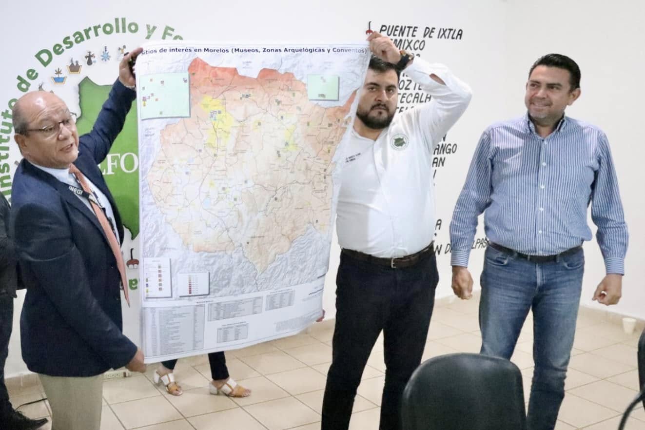 Puede ser una imagen de 4 personas, mapa y texto que dice "Desarrollo よ山お茶 Bitios de interés YF de Moreles (Musees, Zonas Arquelógicas Conve PUENTE DE IXTLA MIXCO OZ ECALH FO HECI ANGO AN A ND WOPAS PAS"