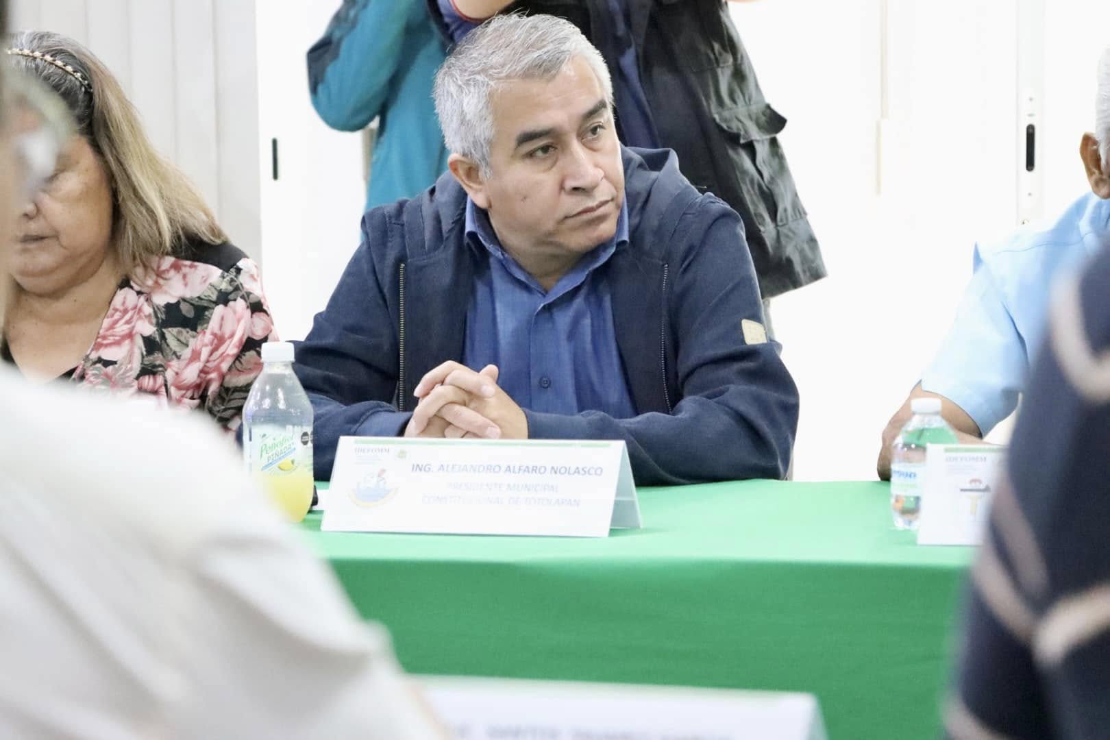Puede ser una imagen de 4 personas y texto
