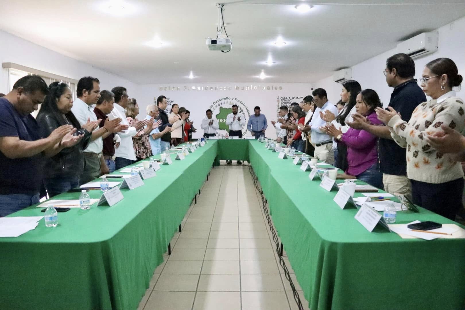 Puede ser una imagen de 11 personas y texto