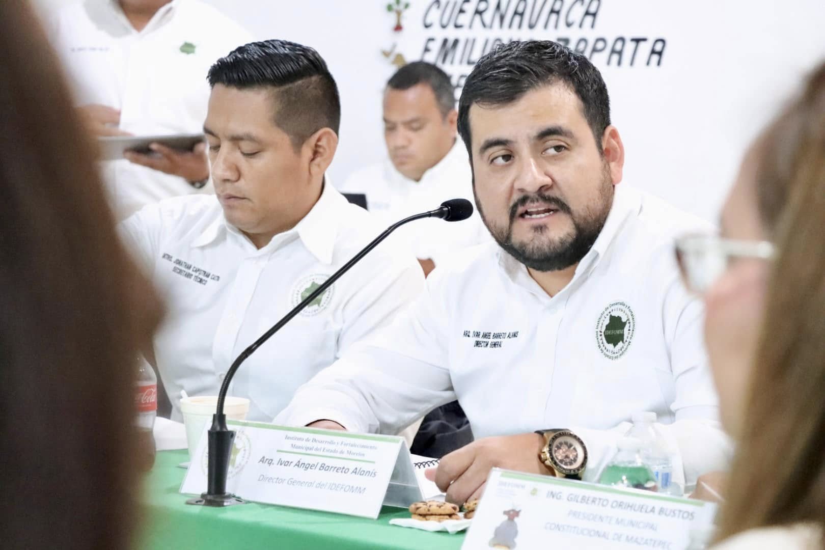 Puede ser una imagen de 3 personas y texto