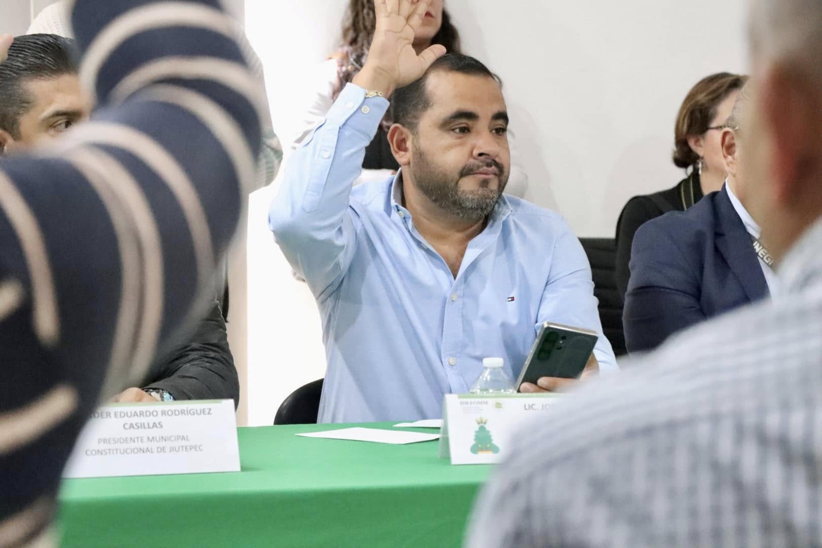 Puede ser una imagen de 4 personas y personas estudiando
