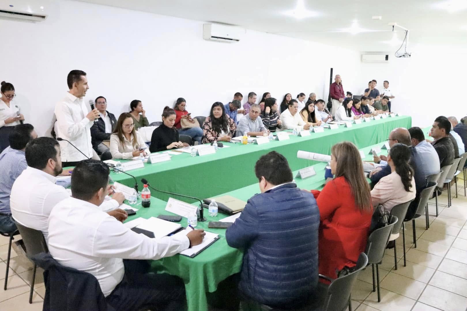 Puede ser una imagen de 7 personas y personas estudiando