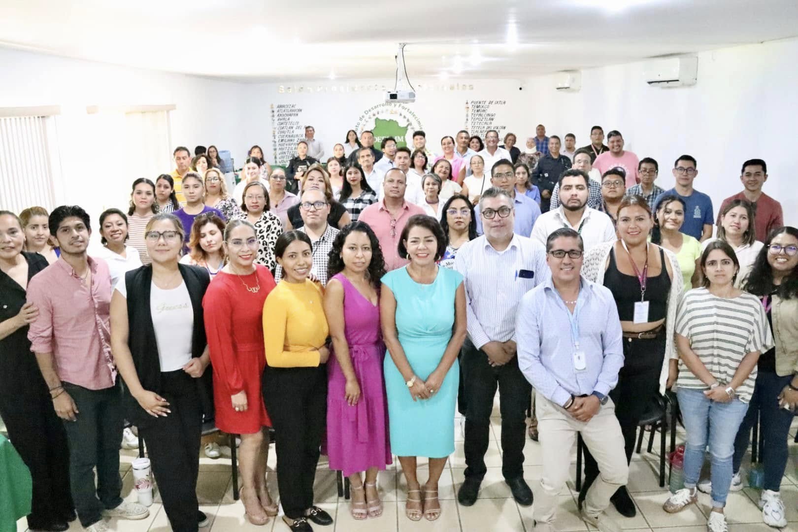 Puede ser una imagen de 3 personas, personas sonriendo y texto