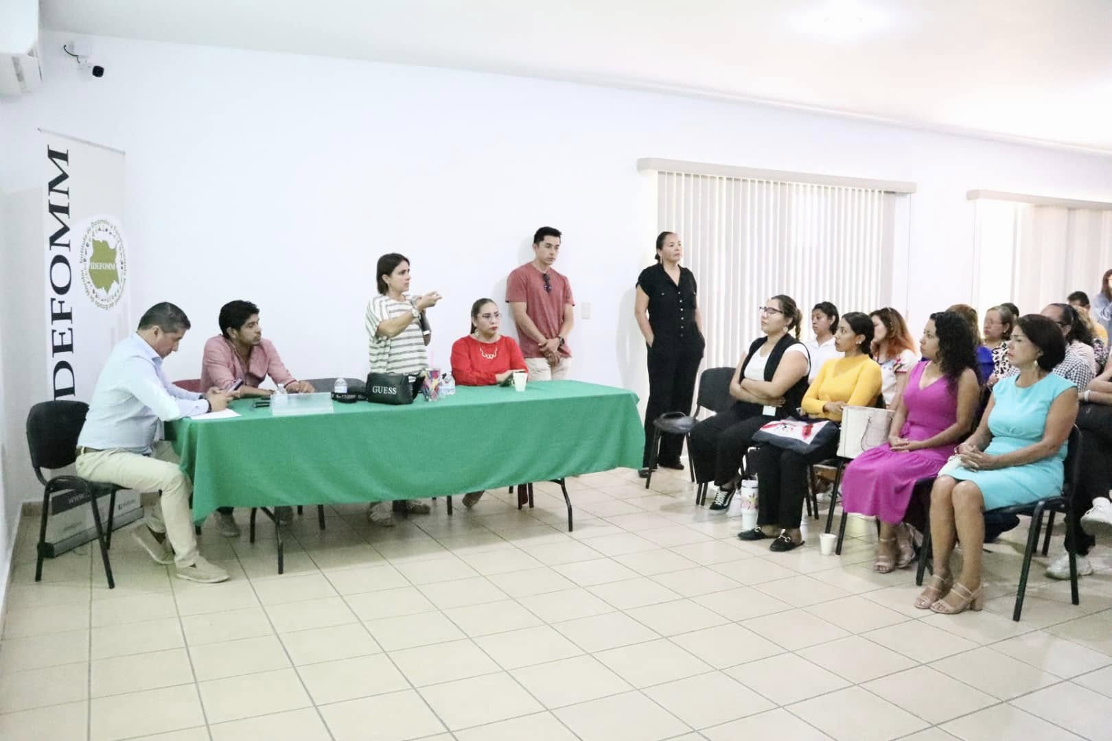 Puede ser una imagen de 13 personas, personas estudiando y texto