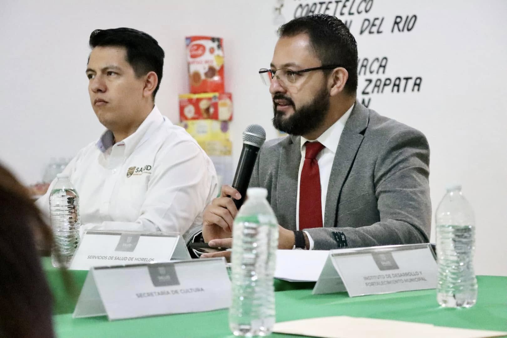 Puede ser una imagen de 3 personas y texto