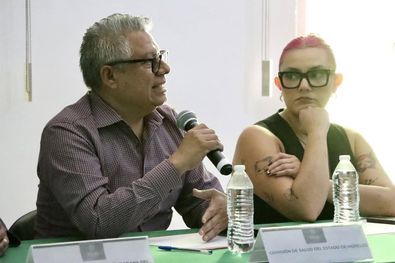 Puede ser una imagen de 2 personas y texto que dice "COMISIÓN DE SALUD DEL ESTADO DE MORELOS"