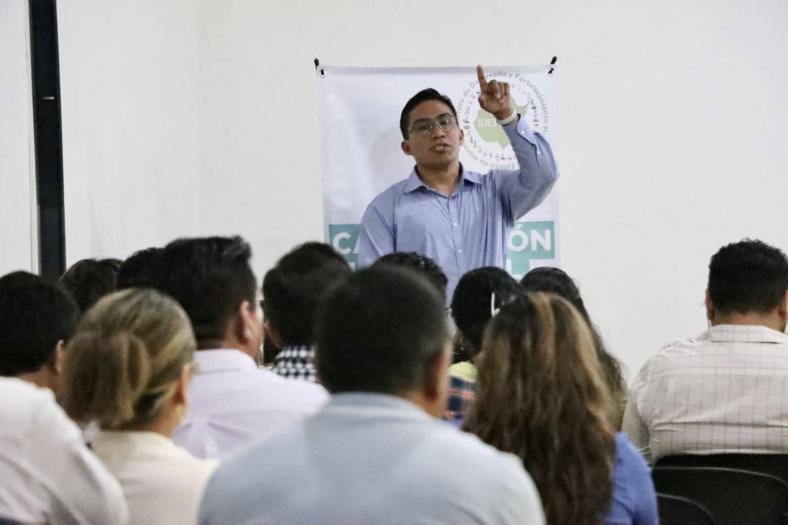 Puede ser una imagen de 6 personas, personas estudiando y texto