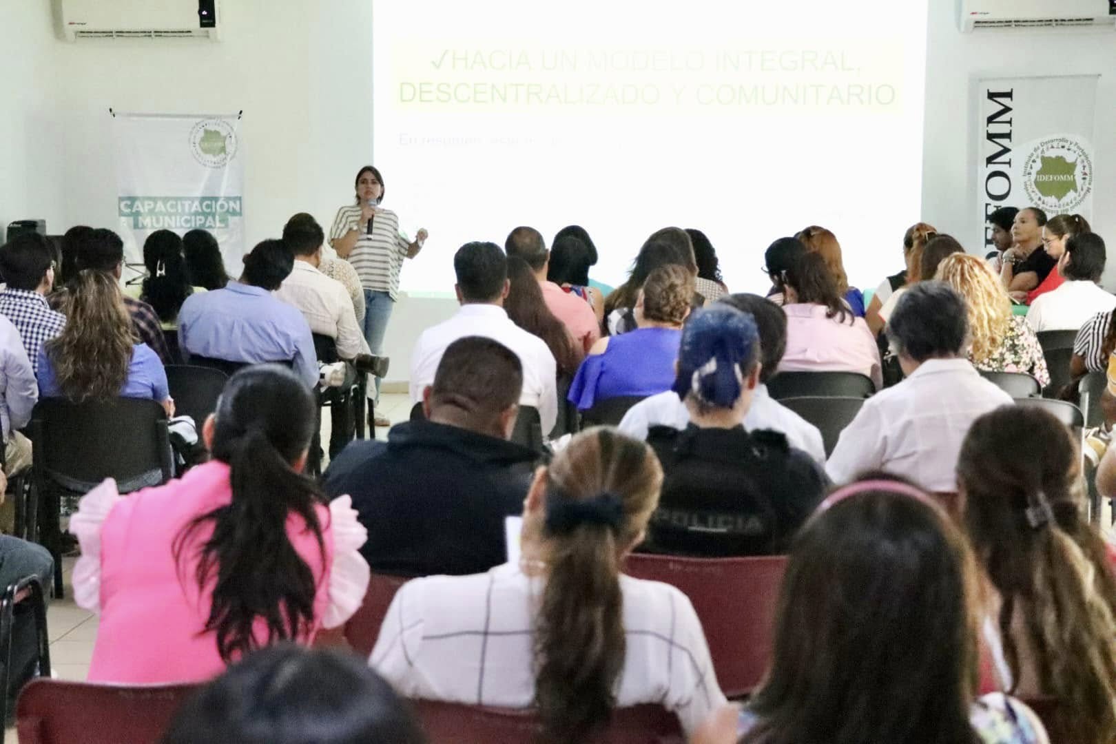 Puede ser una imagen de 12 personas y texto