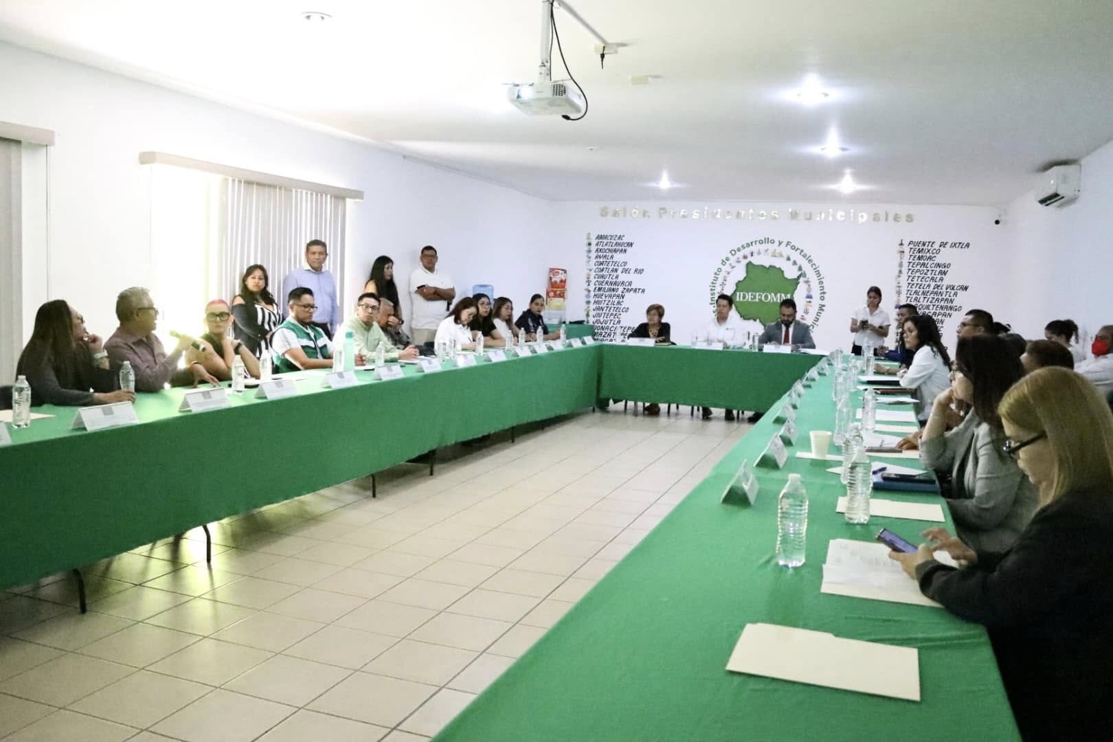 Puede ser una imagen de 18 personas y texto