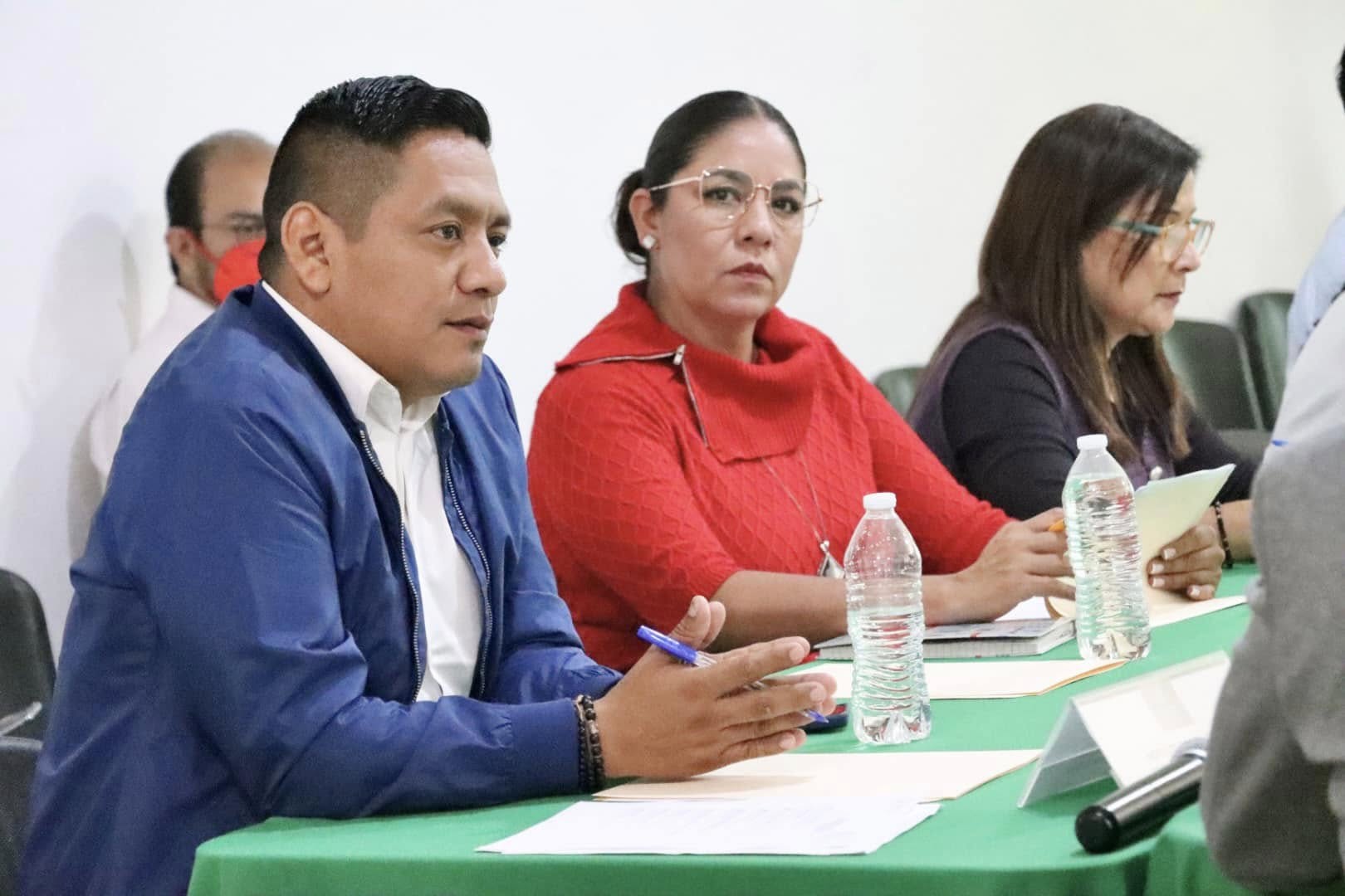 Puede ser una imagen de 4 personas
