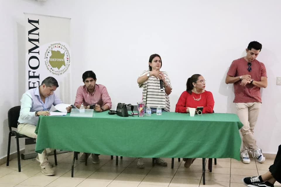 Puede ser una imagen de 6 personas, personas estudiando, tabla y texto