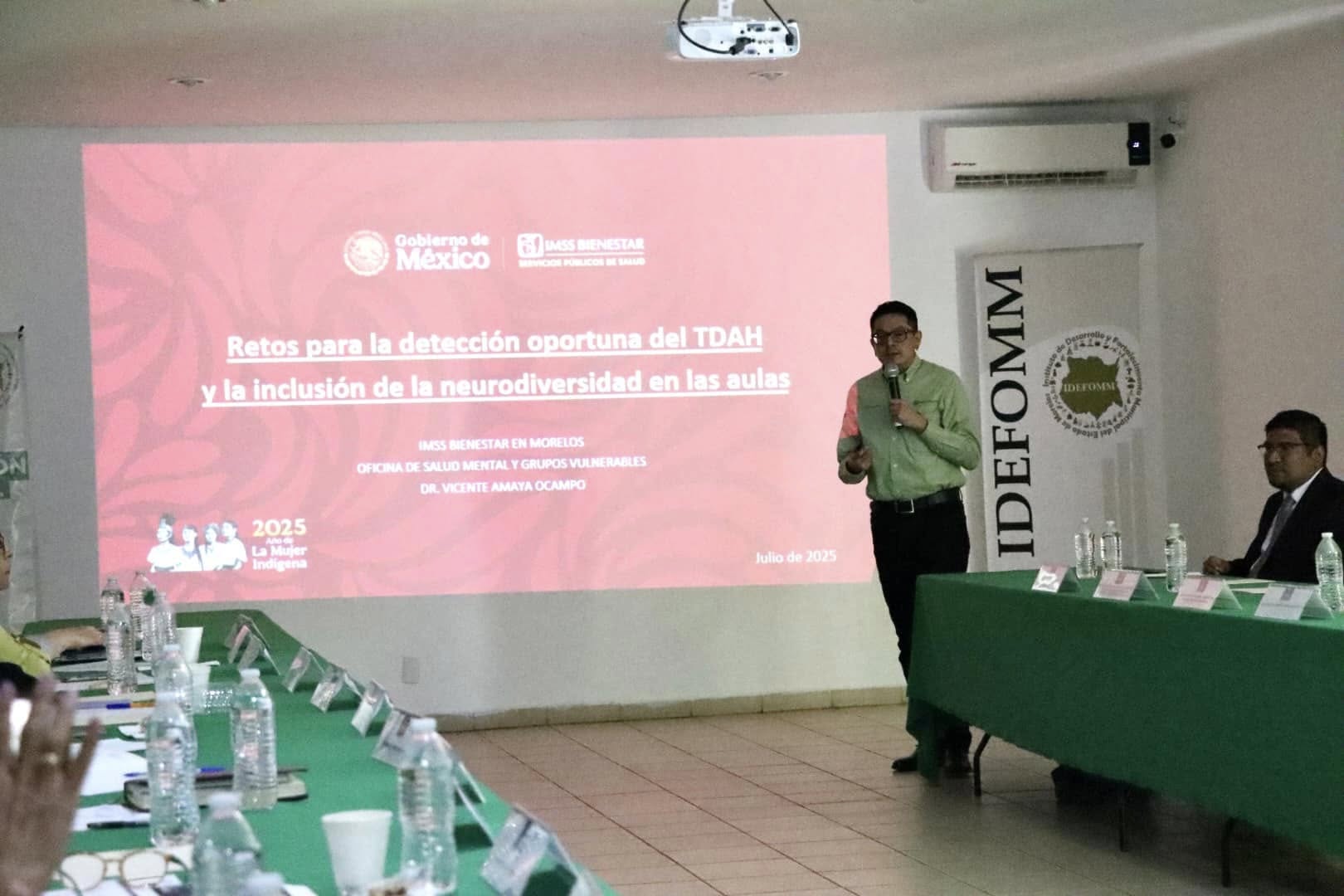 Puede ser una imagen de 2 personas y texto