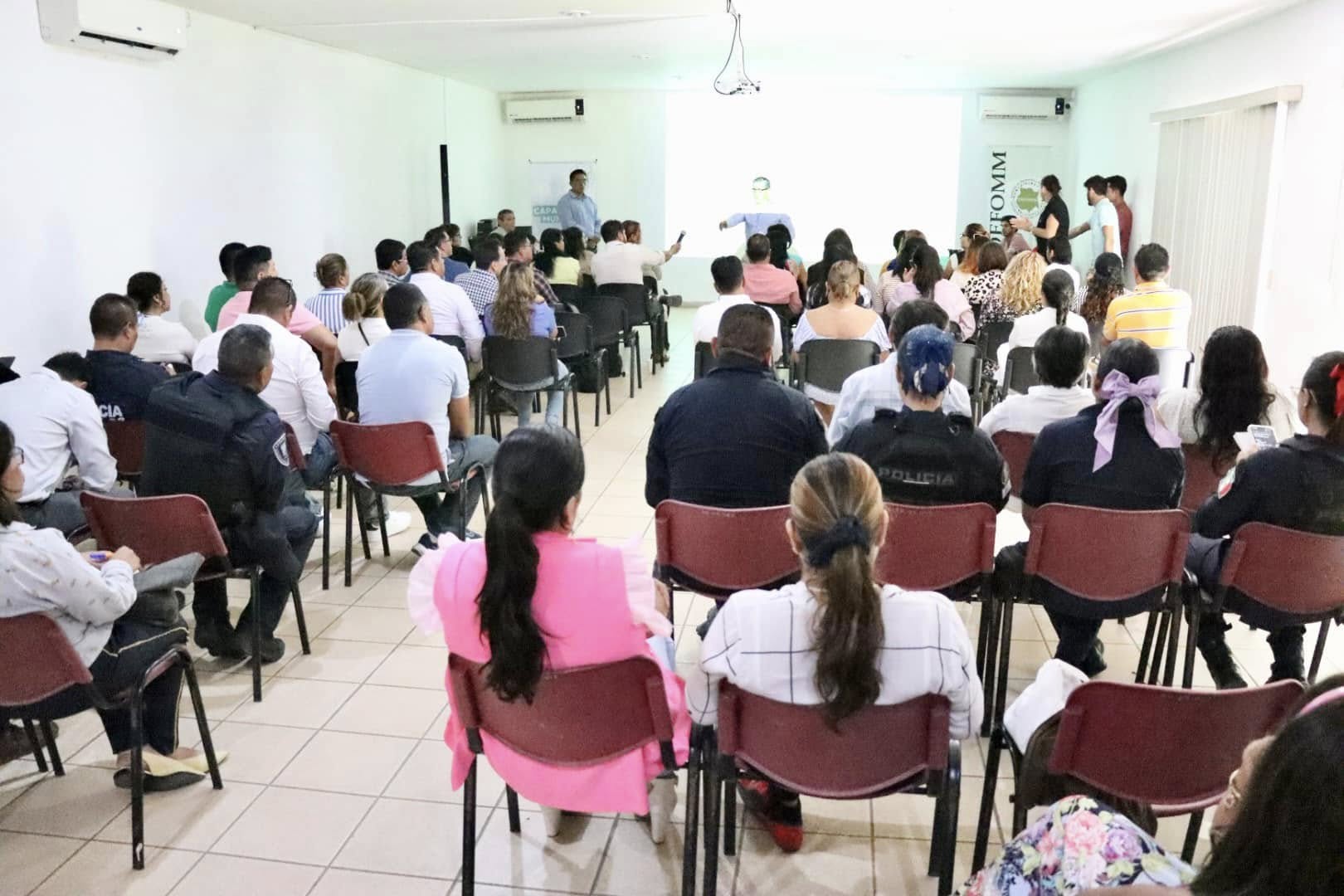 Puede ser una imagen de 6 personas y personas estudiando