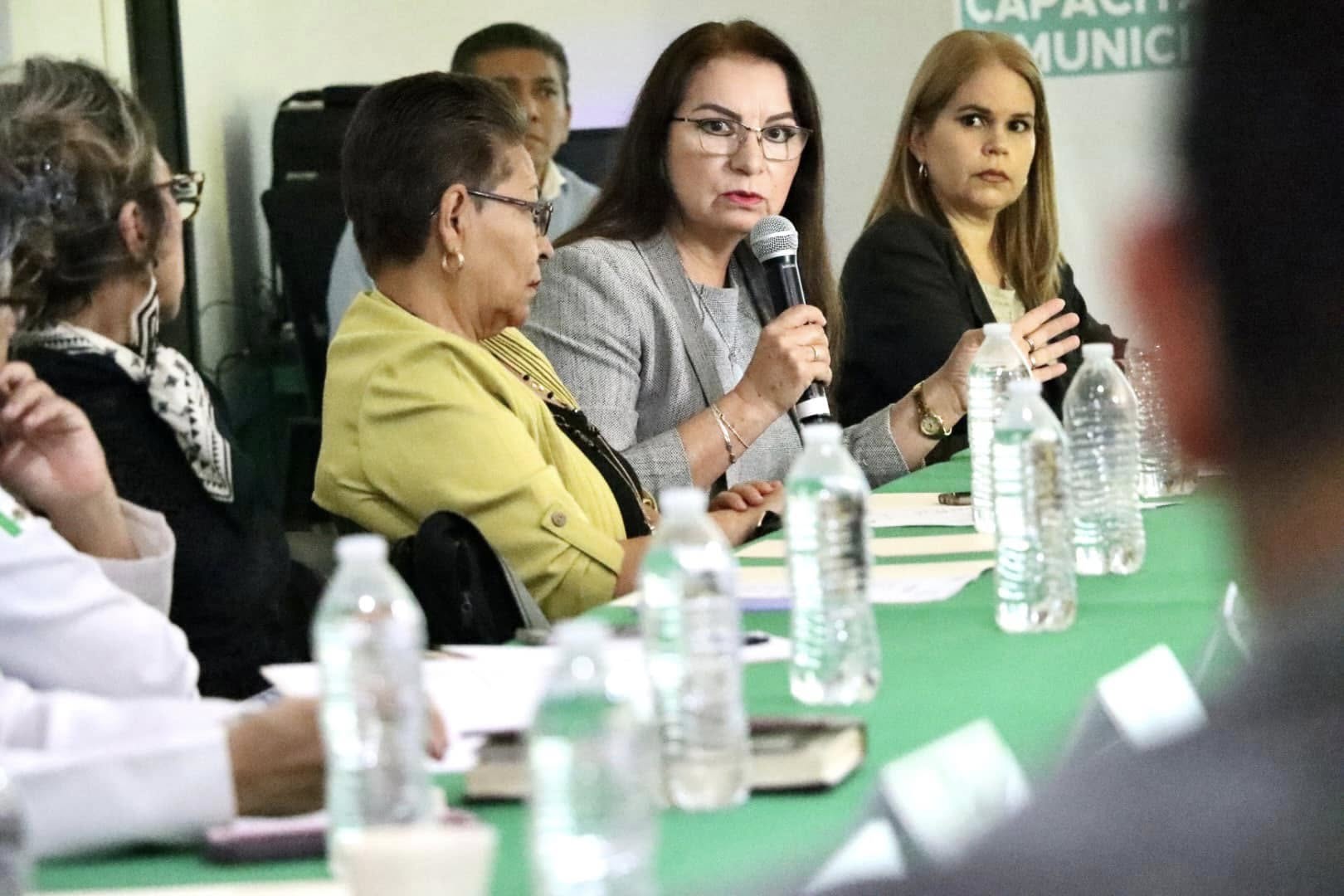 Puede ser una imagen de 4 personas y texto que dice "MUNIC"