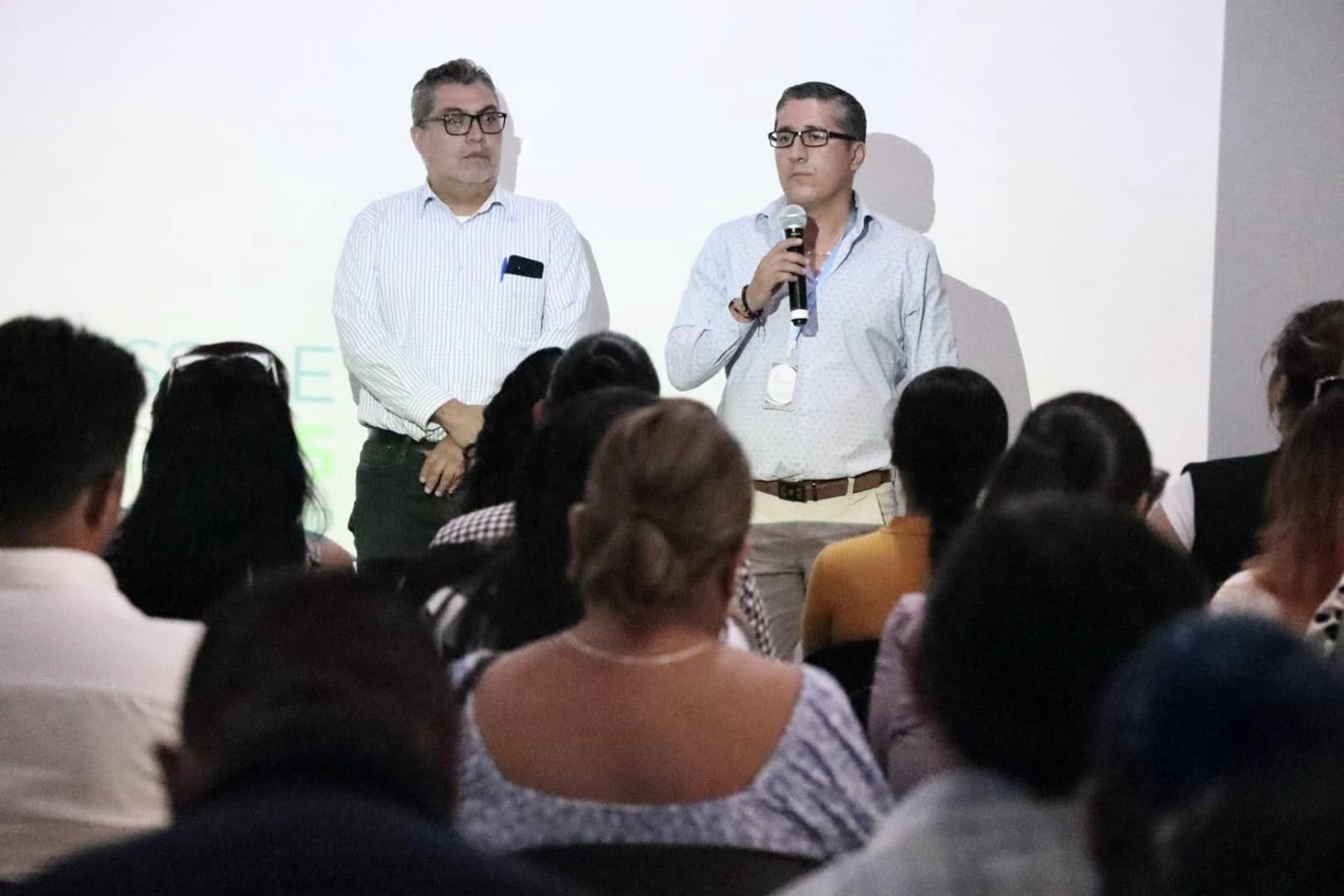 Puede ser una imagen de 9 personas