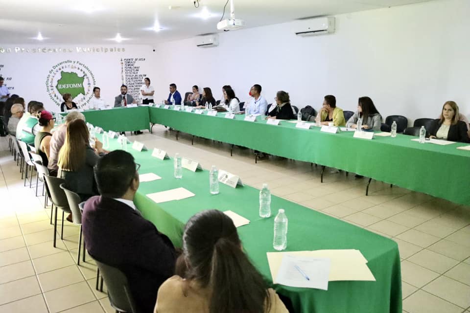 Puede ser una imagen de 13 personas, personas estudiando y texto