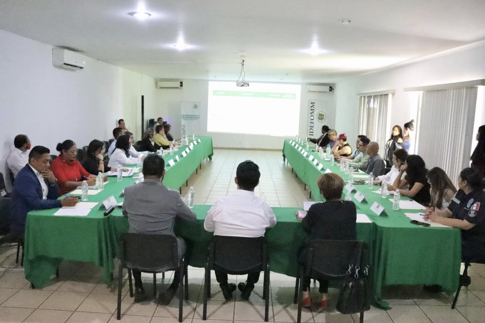 Puede ser una imagen de 17 personas, personas estudiando y texto que dice "DEFOMM OMM"